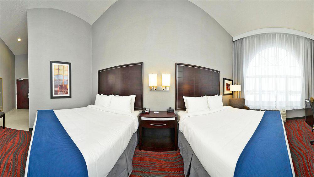 Holiday Inn Express Hotel & Suites Detroit-Utica By Ihg Bagian luar foto