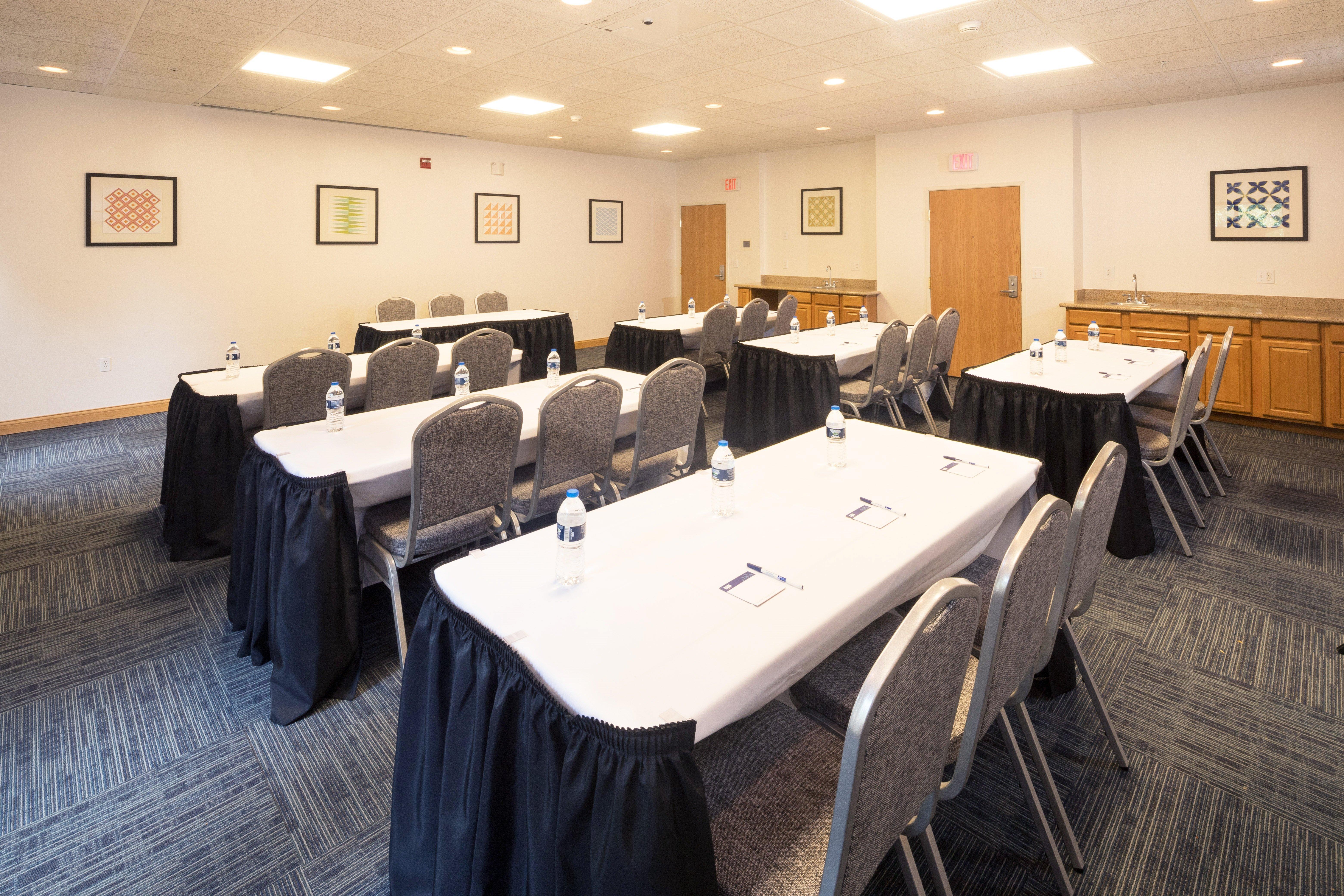 Holiday Inn Express Hotel & Suites Detroit-Utica By Ihg Bagian luar foto