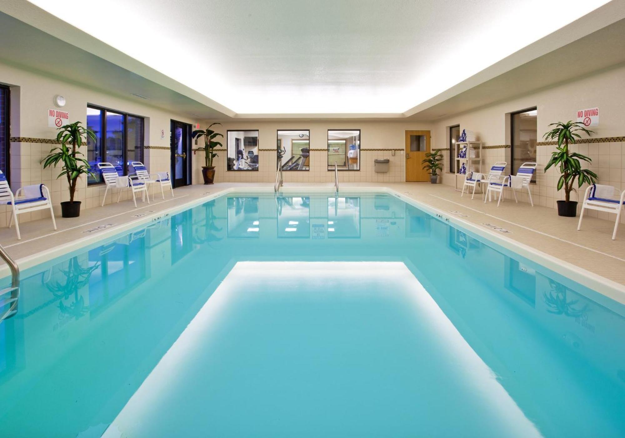 Holiday Inn Express Hotel & Suites Detroit-Utica By Ihg Bagian luar foto