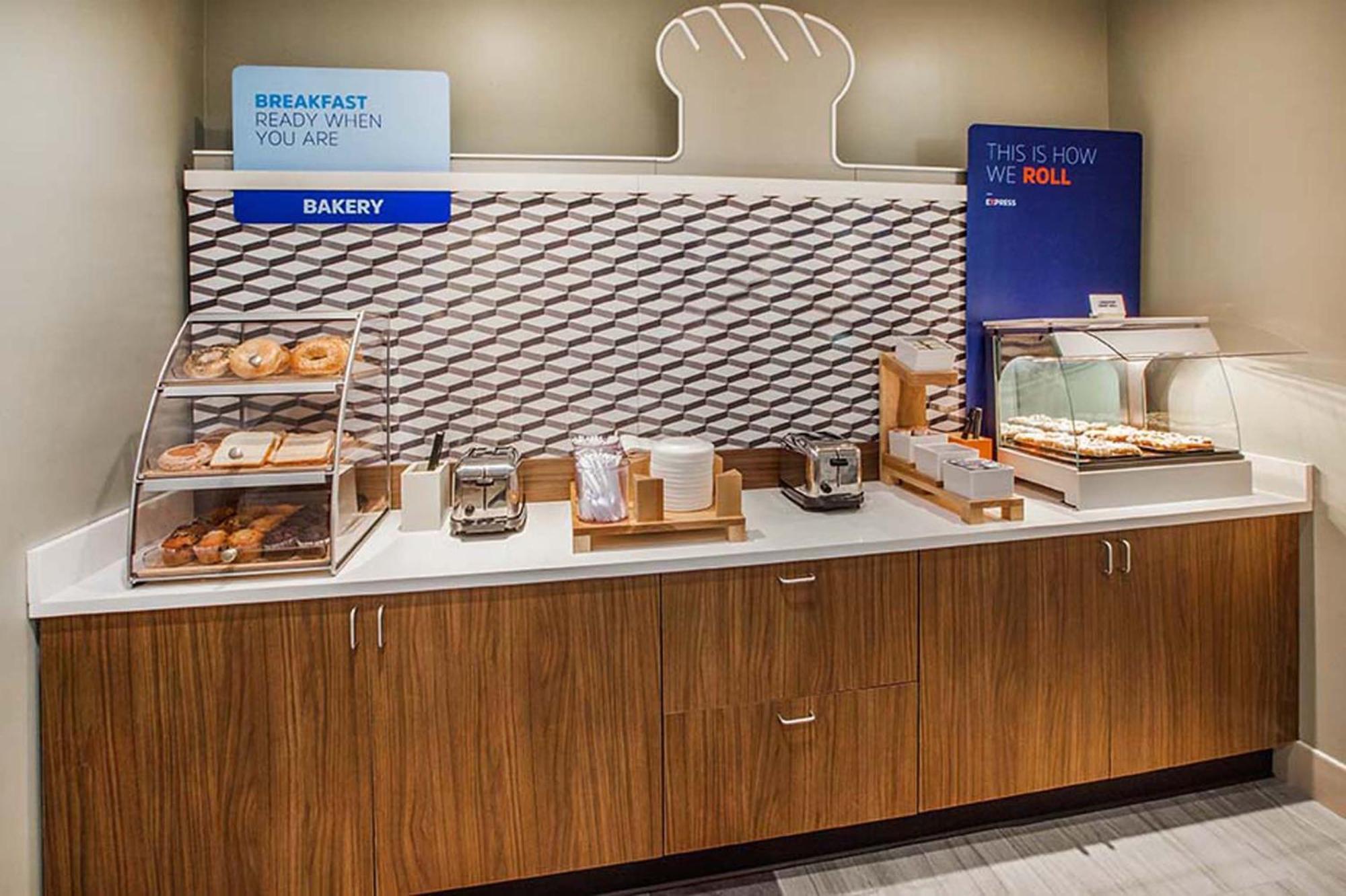 Holiday Inn Express Hotel & Suites Detroit-Utica By Ihg Bagian luar foto