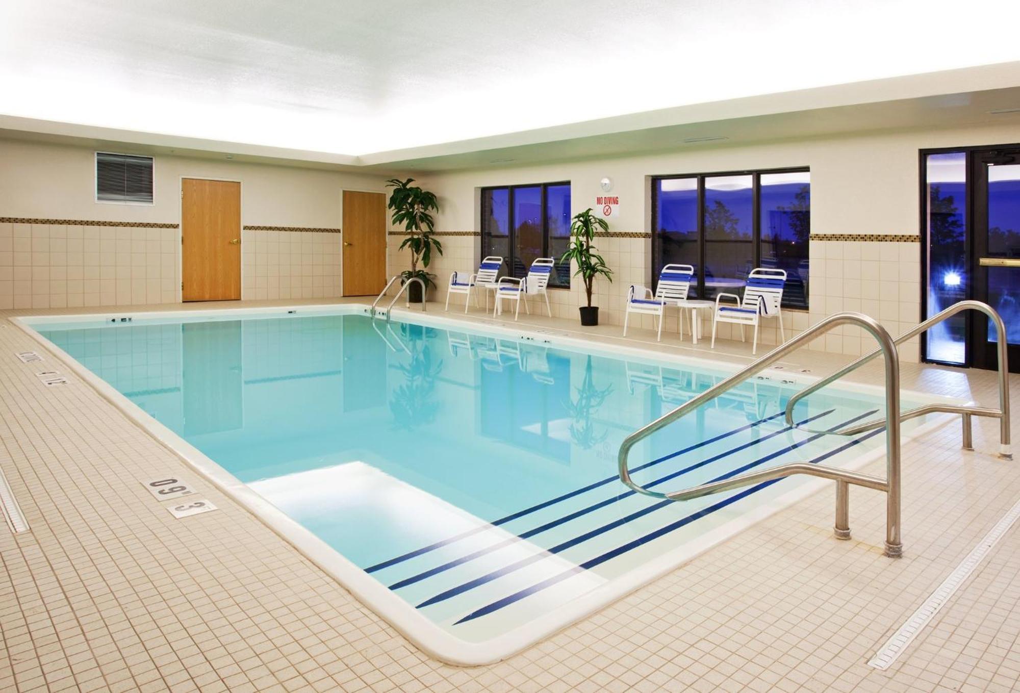 Holiday Inn Express Hotel & Suites Detroit-Utica By Ihg Bagian luar foto