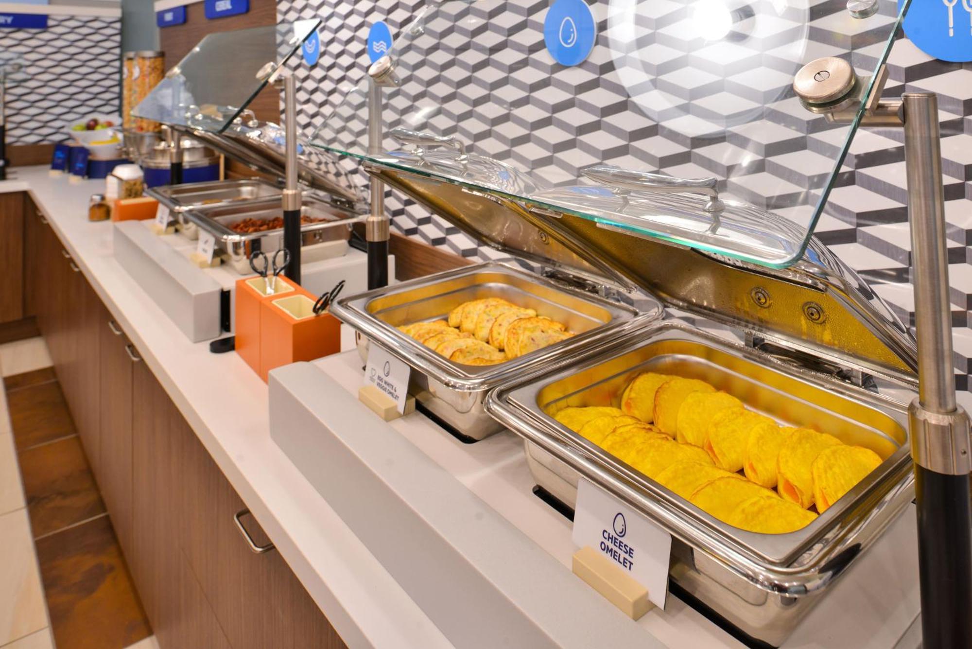 Holiday Inn Express Hotel & Suites Detroit-Utica By Ihg Bagian luar foto