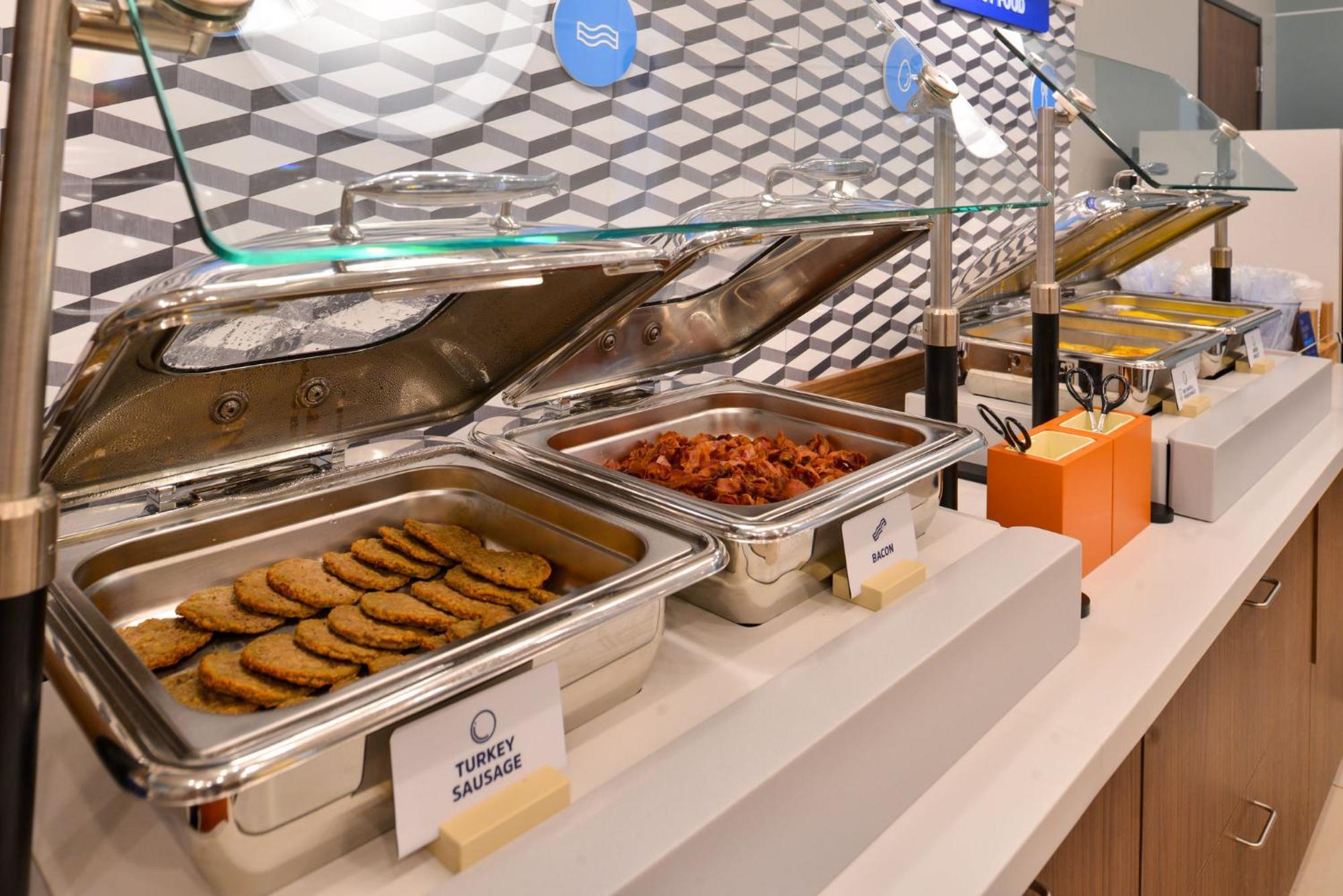 Holiday Inn Express Hotel & Suites Detroit-Utica By Ihg Bagian luar foto