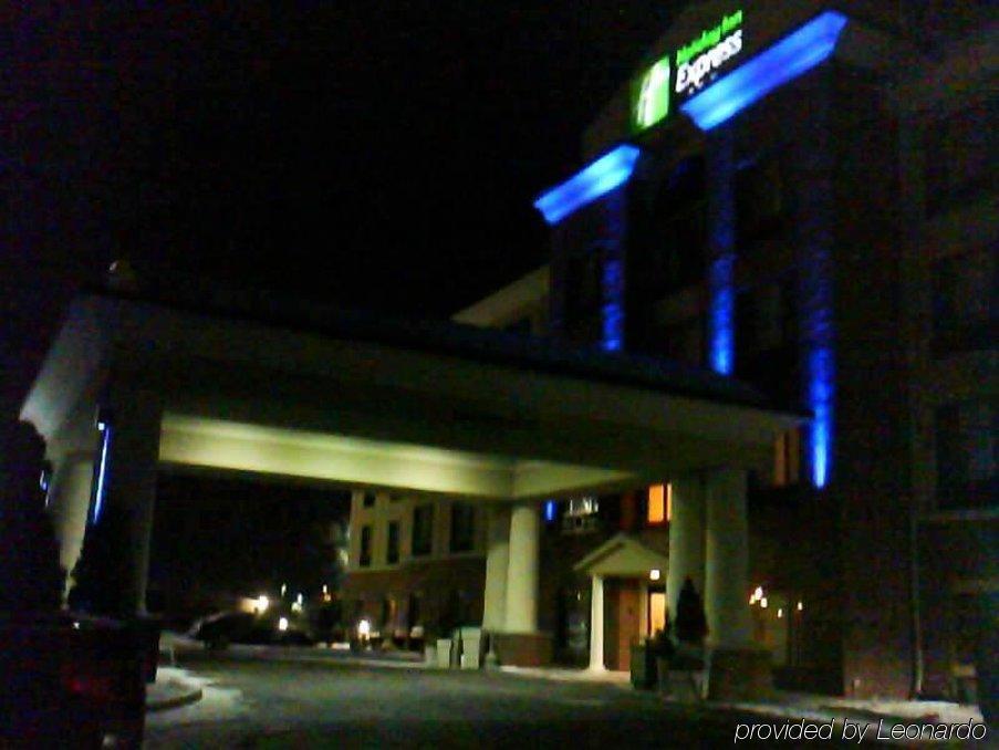 Holiday Inn Express Hotel & Suites Detroit-Utica By Ihg Bagian luar foto