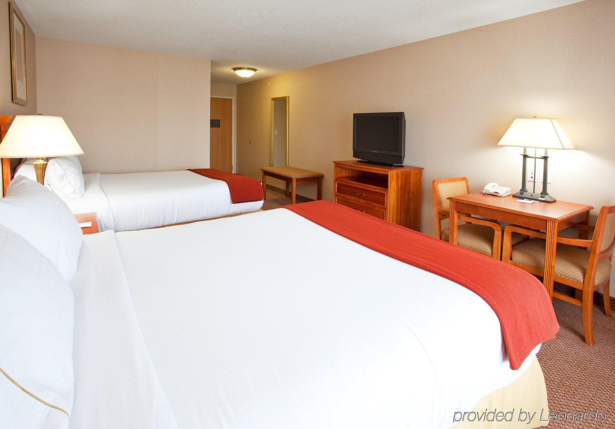 Holiday Inn Express Hotel & Suites Detroit-Utica By Ihg Bagian luar foto