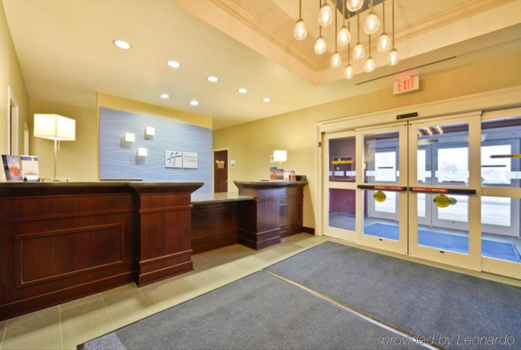 Holiday Inn Express Hotel & Suites Detroit-Utica By Ihg Bagian luar foto