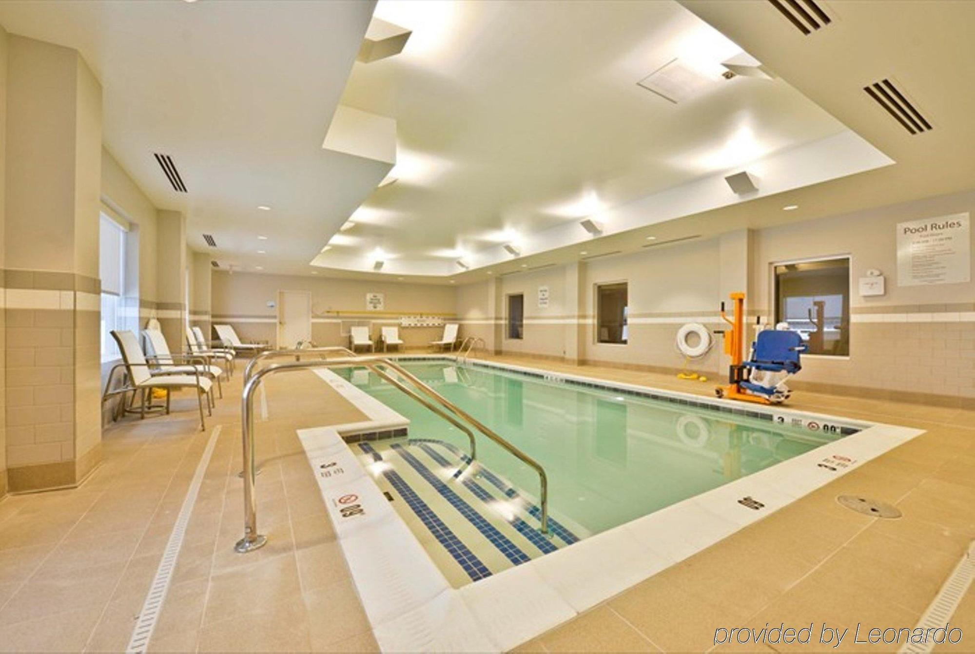 Holiday Inn Express Hotel & Suites Detroit-Utica By Ihg Bagian luar foto
