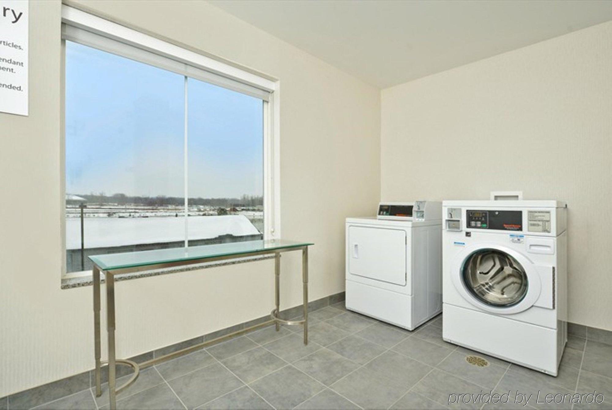 Holiday Inn Express Hotel & Suites Detroit-Utica By Ihg Bagian luar foto